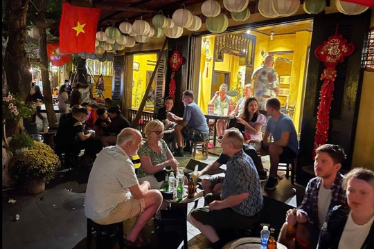 Foreign tourists spend 40% of their budget on food and drink in Vietnam
