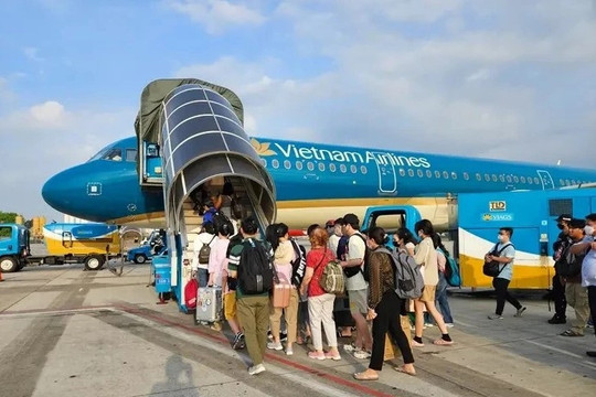 Vietnamese airlines gear up for busy summer travel season