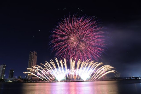 Finland, China spark an amazing night at Da Nang Fireworks Fest