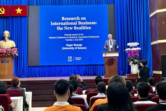 Vietnamese, foreign scholars discuss latest research in business, economics, resources



