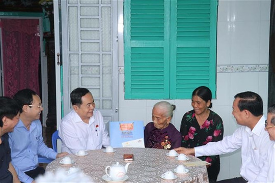 NA Chairman visits, gives gifts to revolution contributors in Cần Thơ