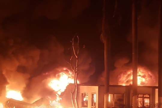 Massive fire engulfs packaging factory in Vĩnh Phúc