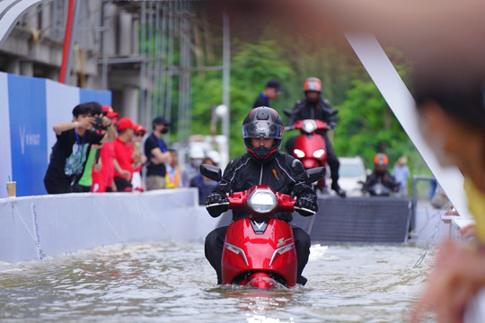 Những sai lầm nghiêm trọng khi sử dụng xe máy điện vào mùa mưa