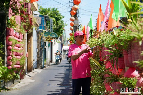 Người đàn ông U70 'nhuộm hồng' đường phố nhờ tái chế rác thải