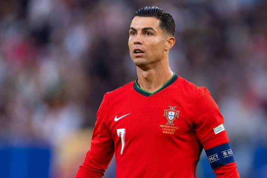 Ronaldo tịt ngòi, Bồ Đào Nha bị loại
