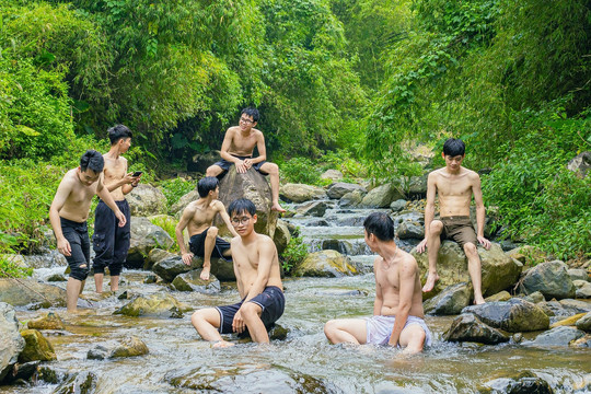 Suối 'chữa lành' cách Hà Nội 30km, khách vui chơi thỏa thích hết 100.000 đồng