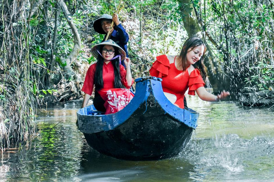 Di sản thiên nhiên hoang sơ mê hoặc du khách đến với Hầm Hô