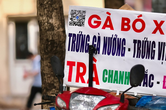 Dùng mã QR thanh toán gà bó xôi, trà tắc trên vỉa hè