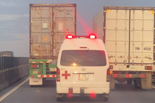 2 ô tô chắn đường xe cứu thương trên cao tốc
