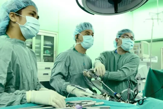 Vietnamese doctors successfully treat foreign surgeon with rectal cancer