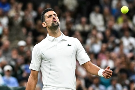 Djokovic không ra sân vẫn có vé bán kết Wimbledon 2024