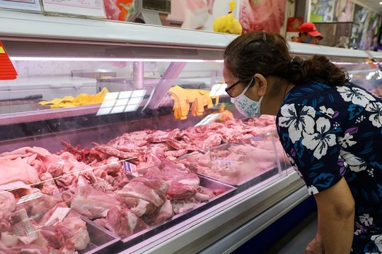 Giá thịt lợn 'nhảy múa', người tiêu dùng lao đao