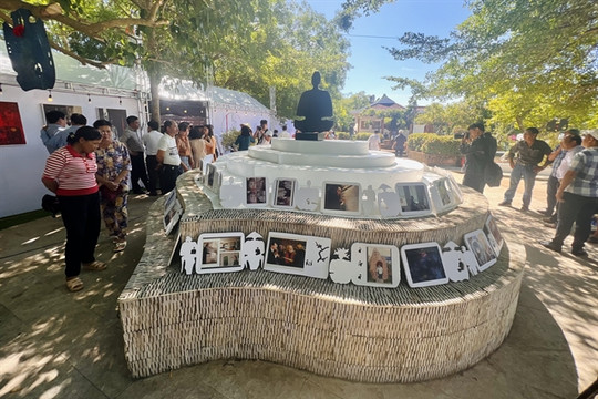 Artworks by famed anti-war artist Lê Bá Đảng exhibited for the first time in Quảng Trị