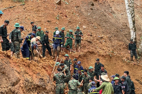 Cảnh sát kể 13 giờ kiếm tìm sự sống giữa hàng nghìn m3 đất đặc quánh ở Hà Giang