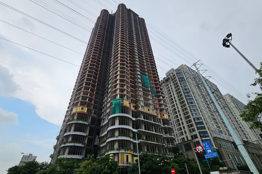 Cao ốc QMS Top Tower 45 tầng 'đắp chiếu' nhiều năm bất ngờ chào bán căn hộ