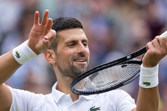 Djokovic lần thứ 10 vào chung kết Wimbledon, ăn mừng điệu violin