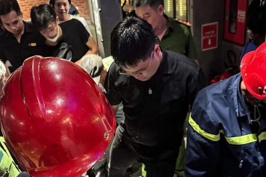 Giải cứu 9 người kẹt thang máy trong nhà hàng ở TPHCM