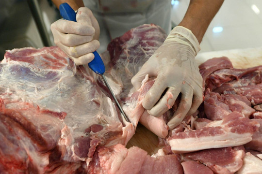 Giá thịt lợn tăng mạnh, cua huỳnh đế mini siêu rẻ