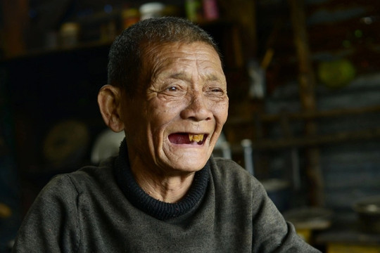 Ông lão đánh cá trở thành mẫu ảnh độc nhất vô nhị trên hồ Tuyền Lâm