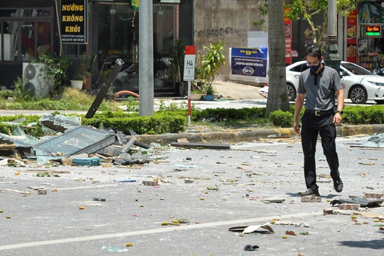 Nổ quán ăn 7 người bị thương ở Vĩnh Phúc: "Như bom, đồ đạc tầng 2 rơi đổ"