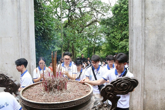 Young overseas Vietnamese commemorate Hùng Kings