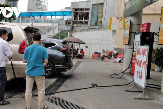 Petrol prices decrease slightly as of July 18 afternoon