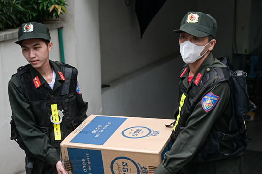 Cảnh sát đưa nhiều thùng tài liệu rời biệt thự của CEO Quốc Cường Gia Lai