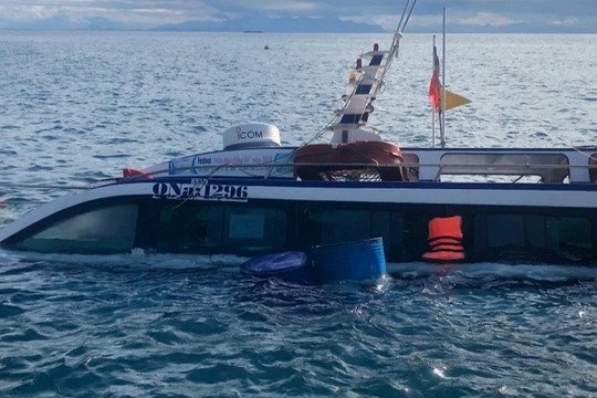 Ca nô chở 20 du khách chìm trên biển Cù Lao Chàm