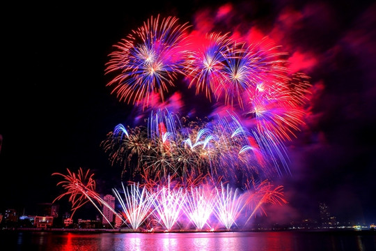 Đà Nẵng attracts more foreign visitors with international fireworks festival

