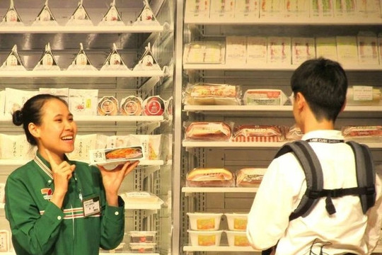 Vietnamese employee becomes first foreigner to win Japan's 7-Eleven customer service contest

