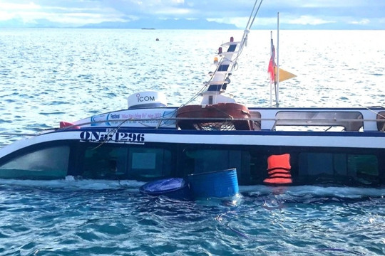 Vụ ca nô chở 20 khách du lịch chìm ở Cù Lao Chàm: Do va vào đá ngầm