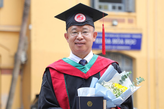 Người đàn ông Nhật Bản chọn Việt Nam học thạc sĩ, nhận bằng ở tuổi 63