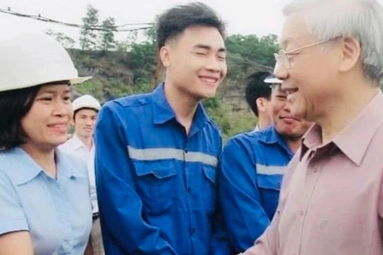 Anh thợ mỏ bất ngờ giơ tay đối thoại với Tổng Bí thư Nguyễn Phú Trọng