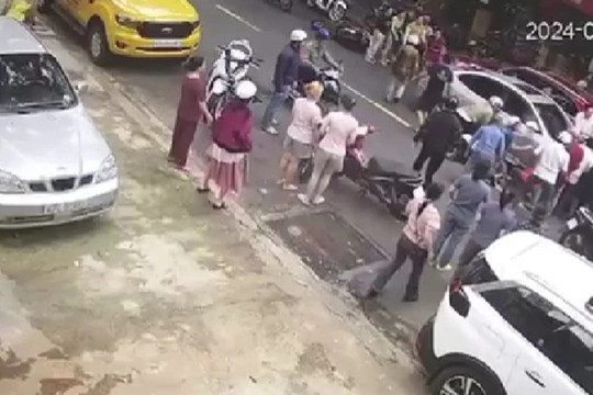 Người dân ùa ra đường nâng ô tô cứu cô gái kẹt dưới gầm