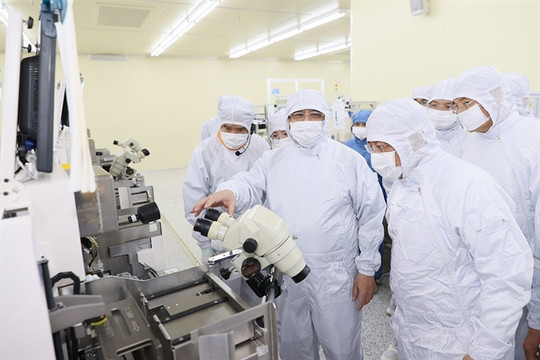 Việt Nam to focus on training workers for semiconductors, hydrogen and carbon credits