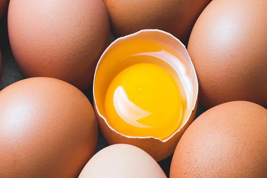 Lòng đỏ trứng gà đậm màu có bổ dưỡng hơn?