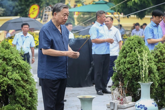 Chủ tịch nước Tô Lâm kiểm tra nơi yên nghỉ của Tổng Bí thư Nguyễn Phú Trọng