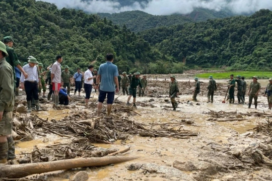 Hàng trăm người tìm kiếm nạn nhân mất tích do lũ quét ở Điện Biên