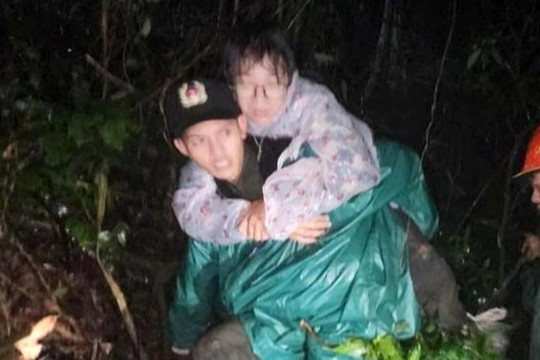Giải cứu nhóm du khách đi lạc, đói lả trong rừng già ở Lâm Đồng
