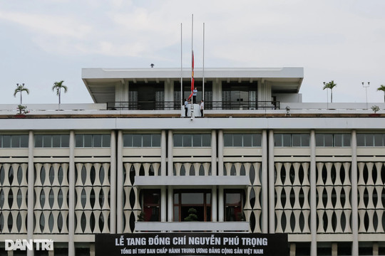 Đường phố TPHCM treo cờ rủ tưởng nhớ Tổng Bí thư Nguyễn Phú Trọng