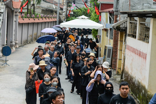 Người dân xếp hàng dài gần 2km ở Lại Đà để viếng Tổng Bí thư