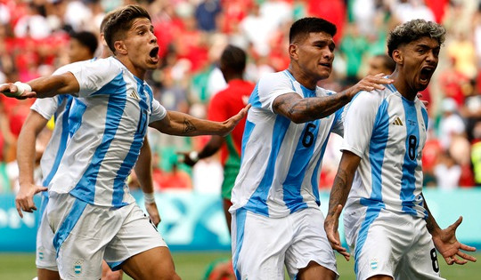 Cú sốc đầu tiên ở Olympic: Argentina thua Morocco 1-2 sau trận đấu "điên rồ"