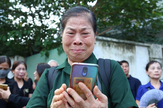 Nước mắt lăn dài trong lúc chờ vào viếng Tổng Bí thư Nguyễn Phú Trọng