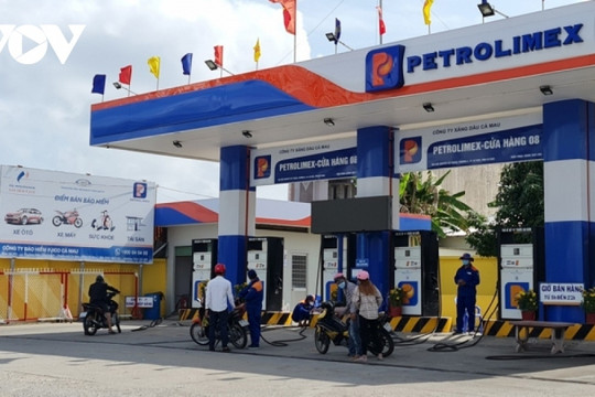 Petrol prices plunge for third consecutive time to below VND23,000/litre