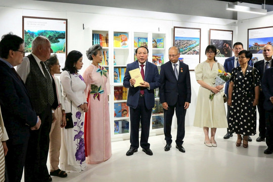 Valuable books by Vietnamese Party leader presented to French cultural workers