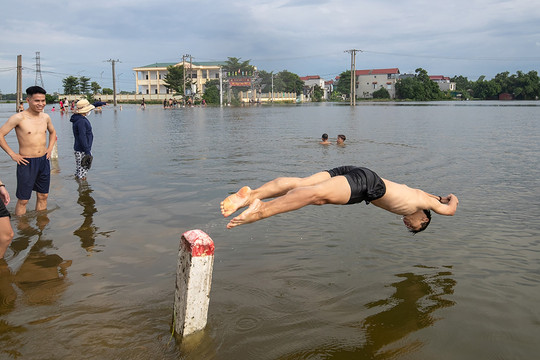 Nhiều xã ngoại thành Hà Nội đã 3 ngày chìm trong biển nước