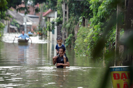 Hàng nghìn hộ dân ở Hà Nội vẫn bị cô lập sau 1 tuần nước tràn đê sông Bùi