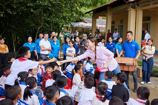 Miss World Việt Nam launches educational project in hometown