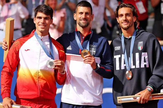 Báo giới quốc tế ca ngợi kỷ lục của Djokovic, Alcaraz khâm phục đàn anh