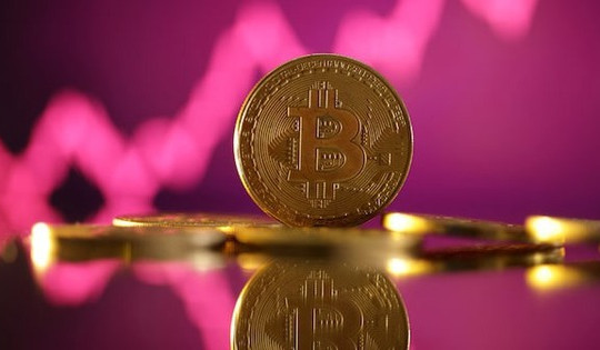 Bitcoin 'đỏ lửa', nhà đầu tư mất trắng 2 lượng vàng SJC